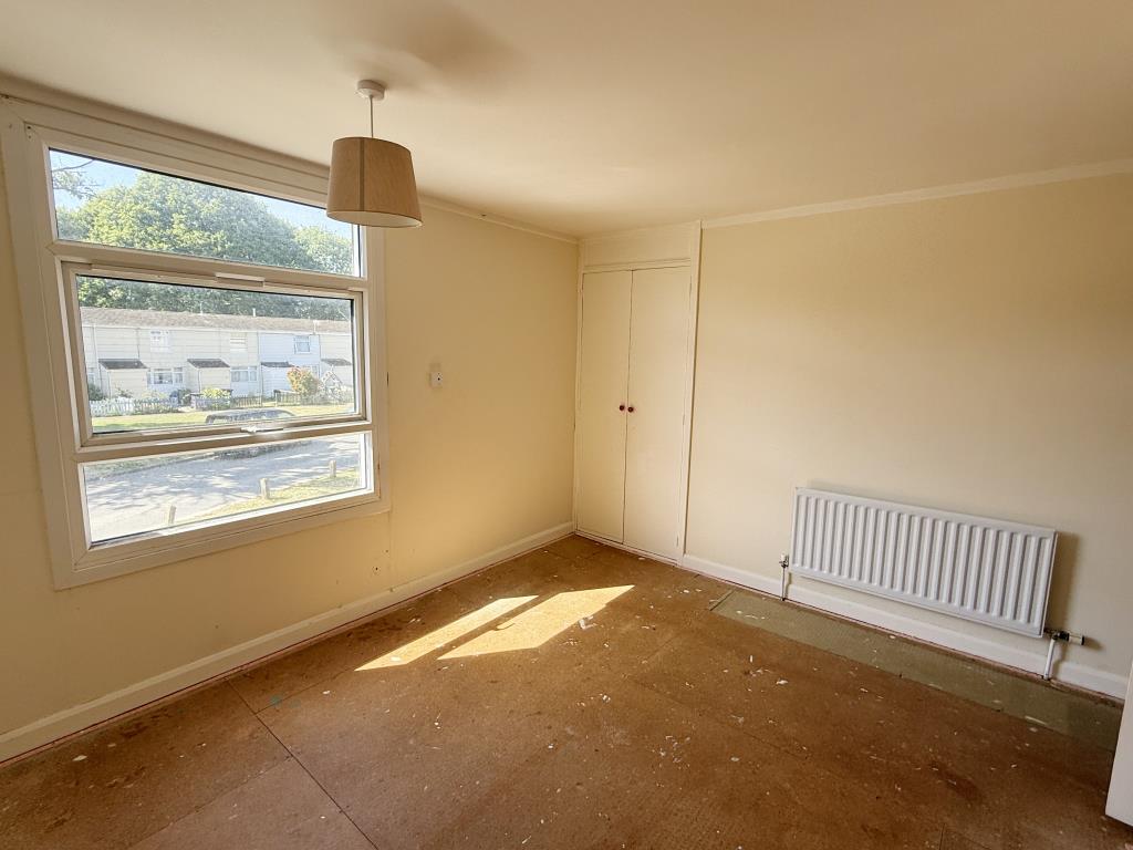 Lot: 14 - HOUSE IN NEED OF IMPROVEMENT - Bedroom 1 of Semi in Need of Improvement